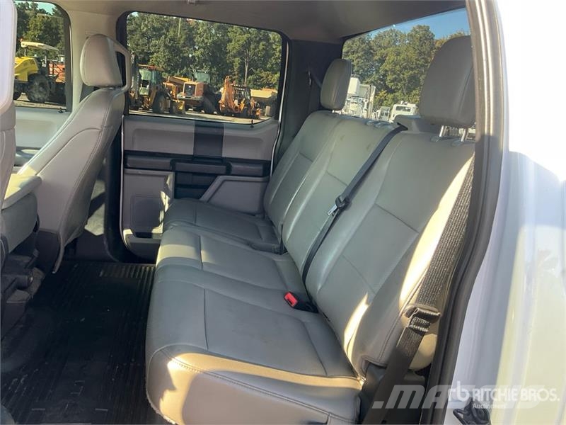 Ford F-250 XL 4x4 Crew Cab Pickup Muu
