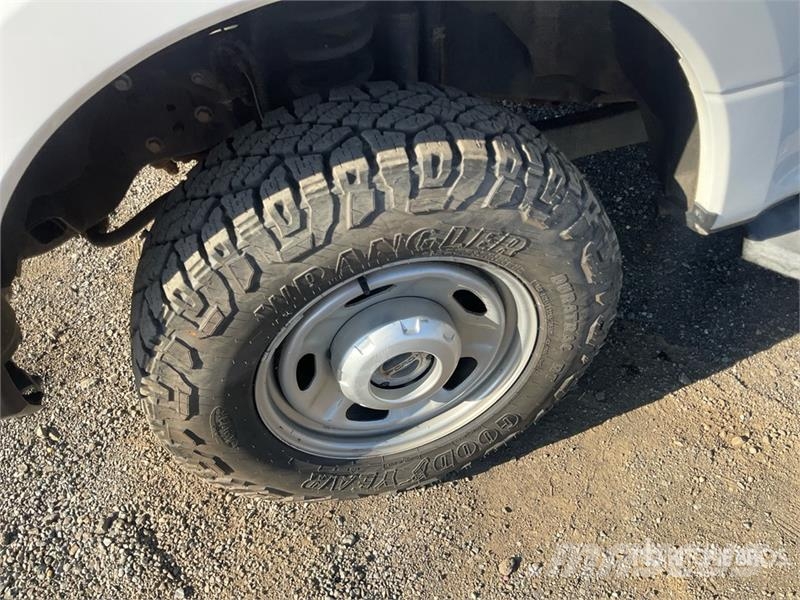 Ford F-250 XL 4x4 Crew Cab Pickup Muu