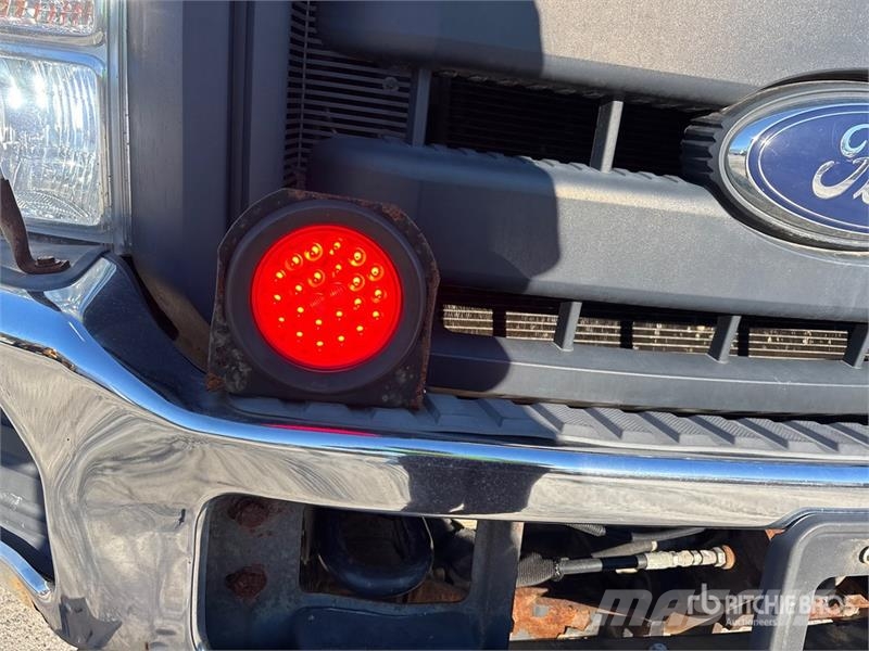 Ford F-250 XL 4x4 Crew Cab Pickup Outros