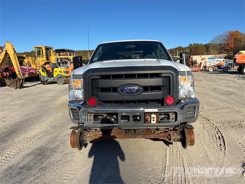 Ford F-250 XL 4x4 Crew Cab Pickup Outros