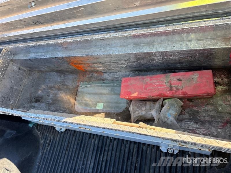 Ford F-250 XL 4x4 Crew Cab Pickup Outros