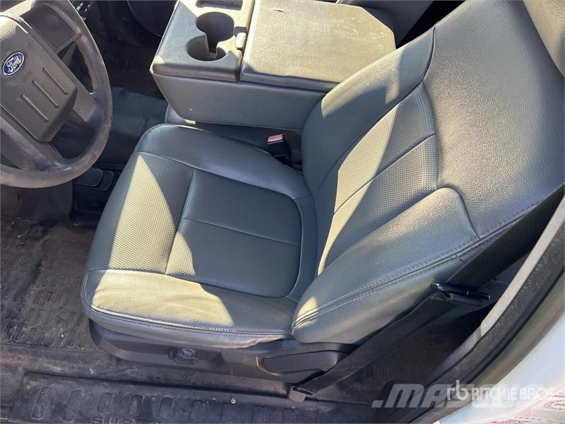 Ford F-250 XL 4x4 Crew Cab Pickup Outros