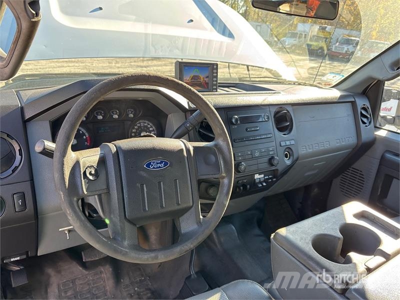 Ford F-250 XL 4x4 Crew Cab Pickup Outros