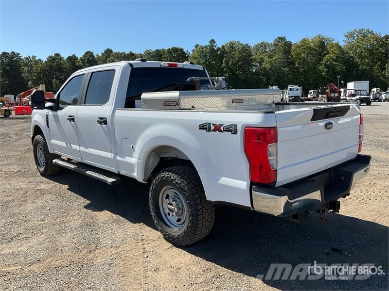 Ford F-250 XL 4x4 Crew Cab Pickup Otros