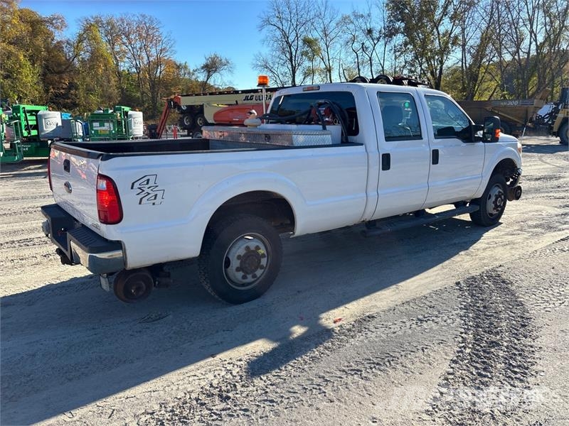 Ford F-250 XL 4x4 Crew Cab Pickup Outros
