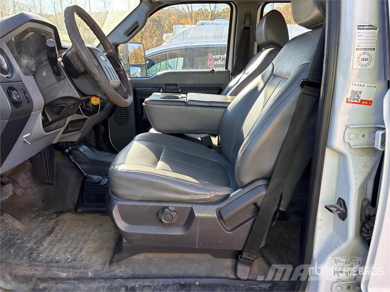 Ford F-250 XL 4x4 Crew Cab Pickup Outros