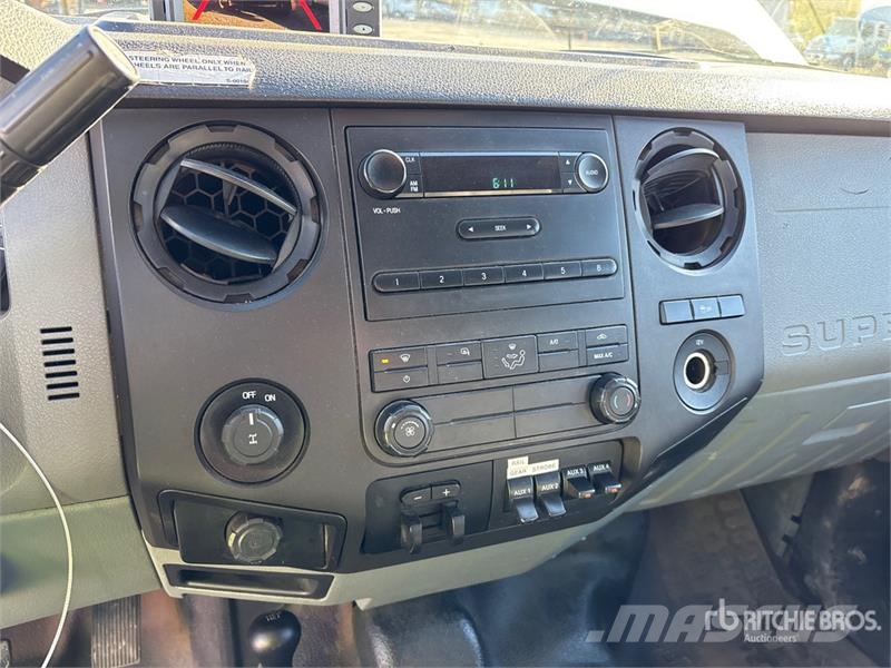 Ford F-250 XL 4x4 Crew Cab Pickup Outros