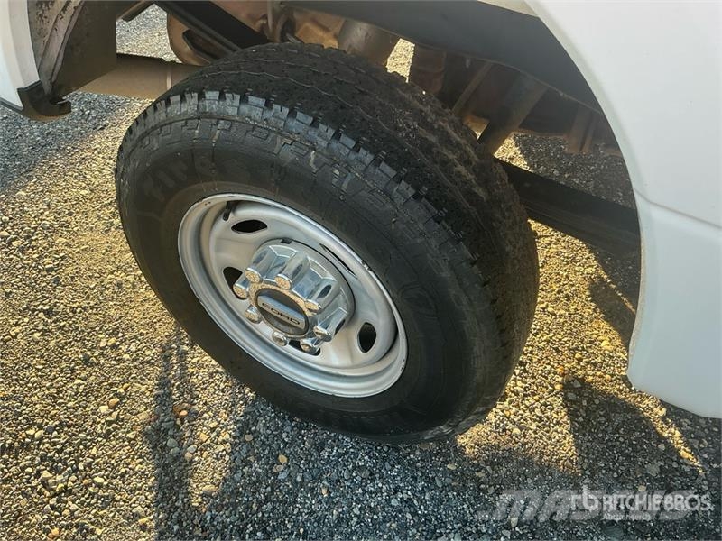 Ford F-250 XL 4x4 Crew Cab Pickup Ostalo