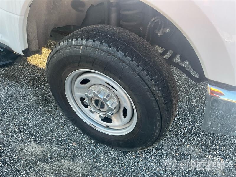 Ford F-250 XL 4x4 Crew Cab Pickup Ostalo