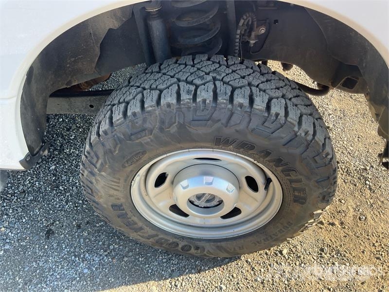 Ford F-250 XL 4x4 Crew Cab Pickup Muu