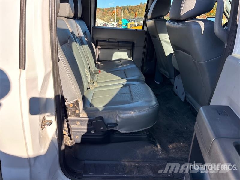 Ford F-250 XL 4x4 Crew Cab Pickup Outros
