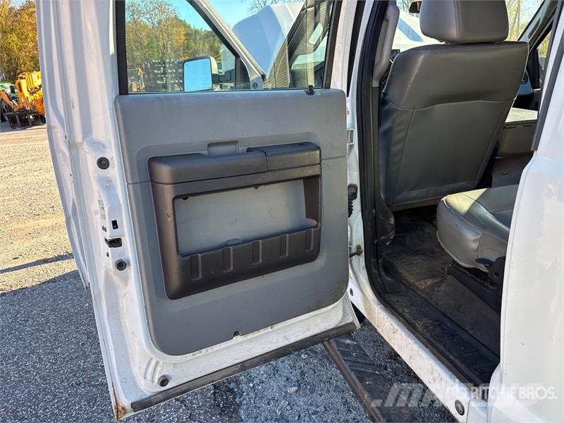 Ford F-250 XL 4x4 Crew Cab Pickup Outros