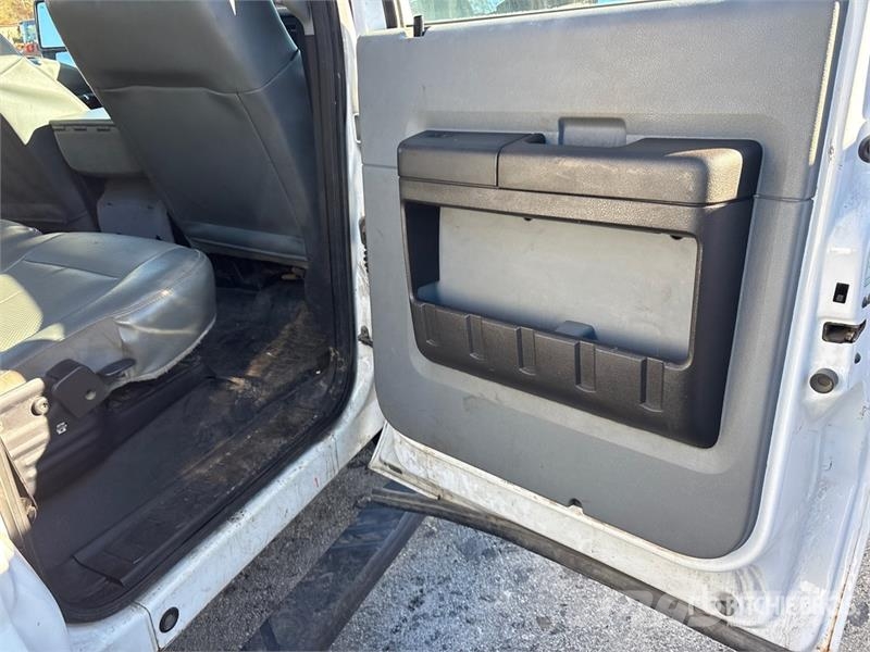 Ford F-250 XL 4x4 Crew Cab Pickup Outros