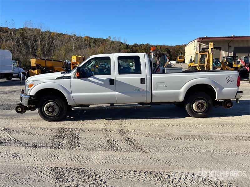 Ford F-250 XL 4x4 Crew Cab Pickup Outros