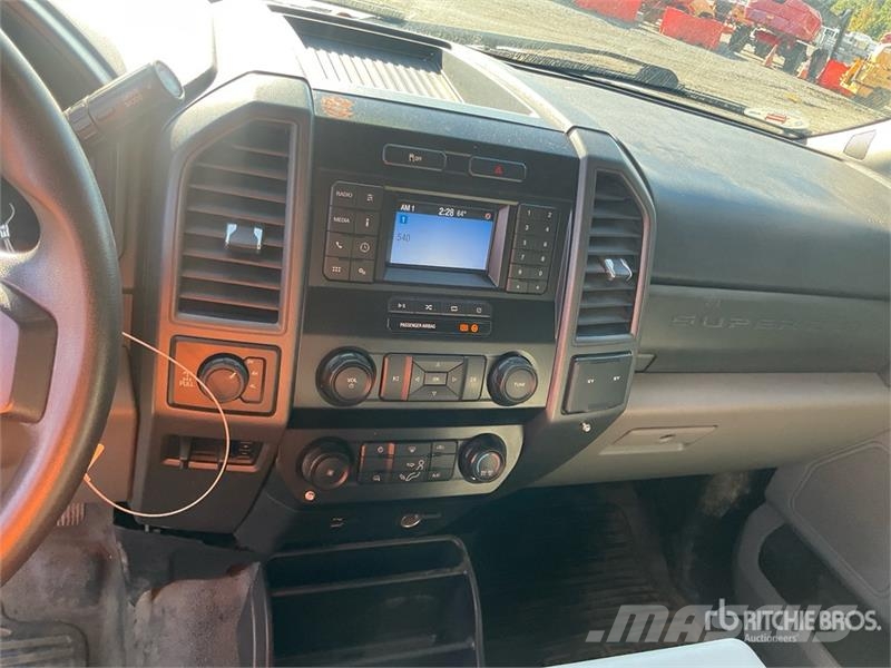 Ford F-250 XL 4x4 Crew Cab Pickup Muu