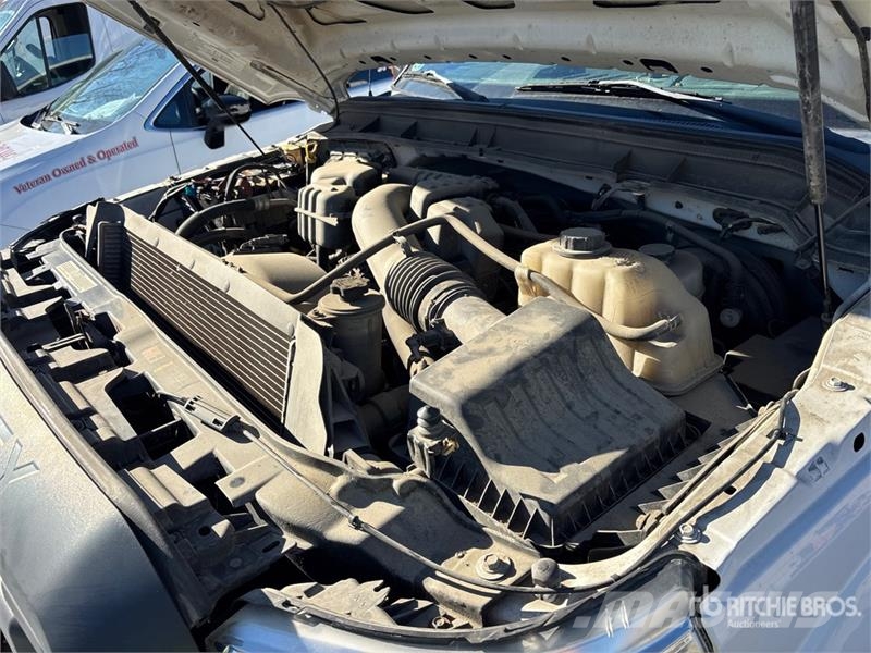 Ford F-250 XL 4x4 Crew Cab Pickup Outros