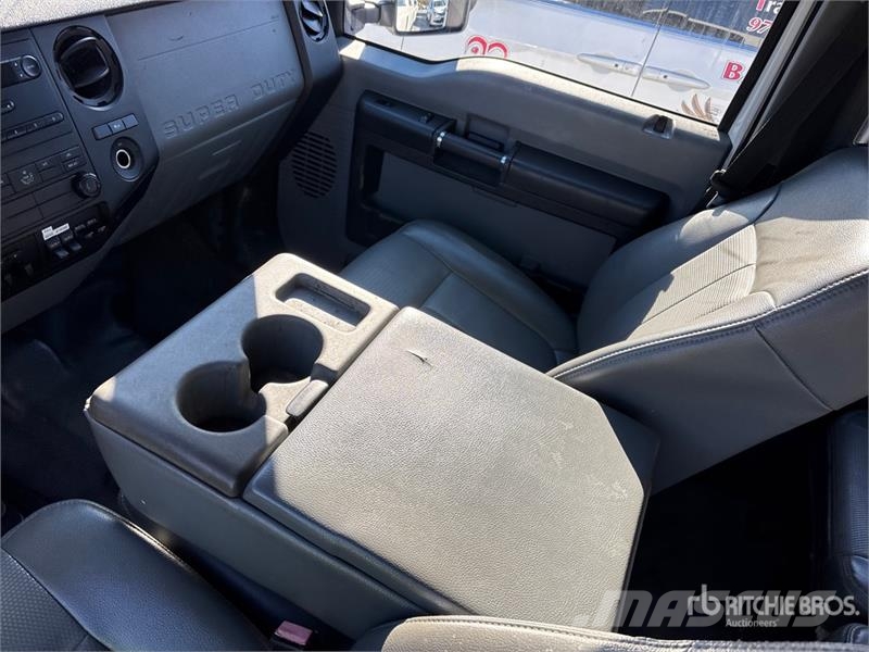 Ford F-250 XL 4x4 Crew Cab Pickup Outros