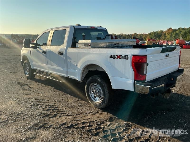 Ford F-250 XL 4x4 Crew Cab Pickup Ostalo