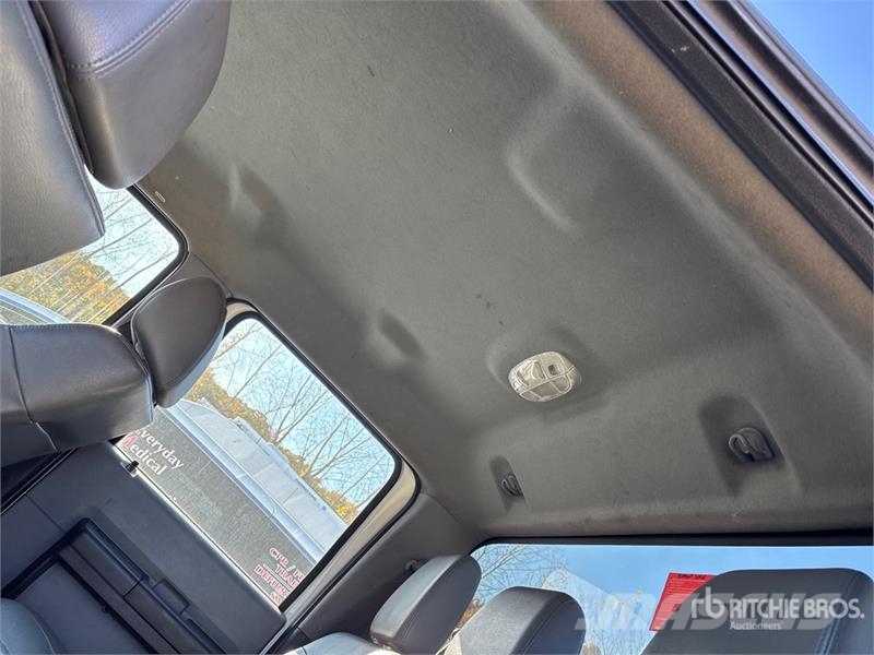Ford F-250 XL 4x4 Crew Cab Pickup Outros