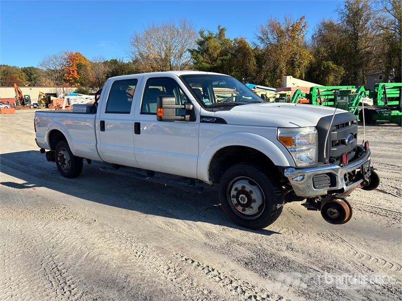 Ford F-250 XL 4x4 Crew Cab Pickup Outros