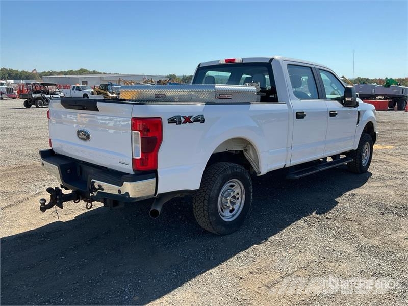 Ford F-250 XL 4x4 Crew Cab Pickup Drugi