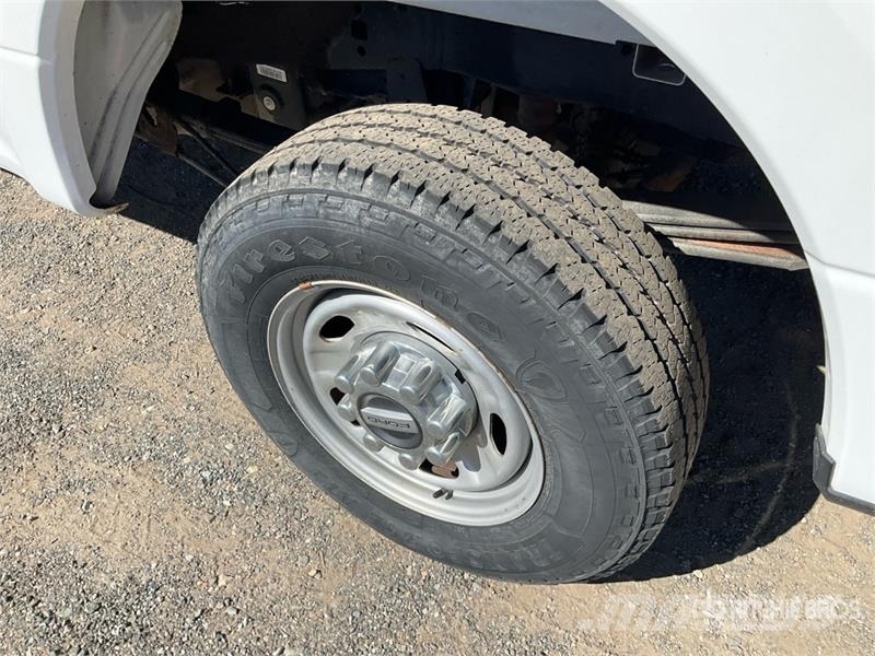 Ford F-250 XL 4x4 Crew Cab Pickup Otros
