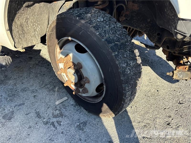 Ford F-250 XL 4x4 Crew Cab Pickup Outros