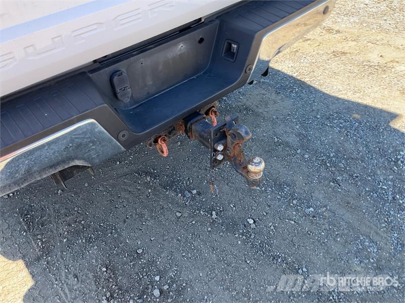 Ford F-250 XL 4x4 Crew Cab Pickup أخرى