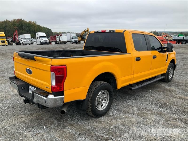 Ford F-250 XL 4x4 Crew Cab Pickup Furgoni altro