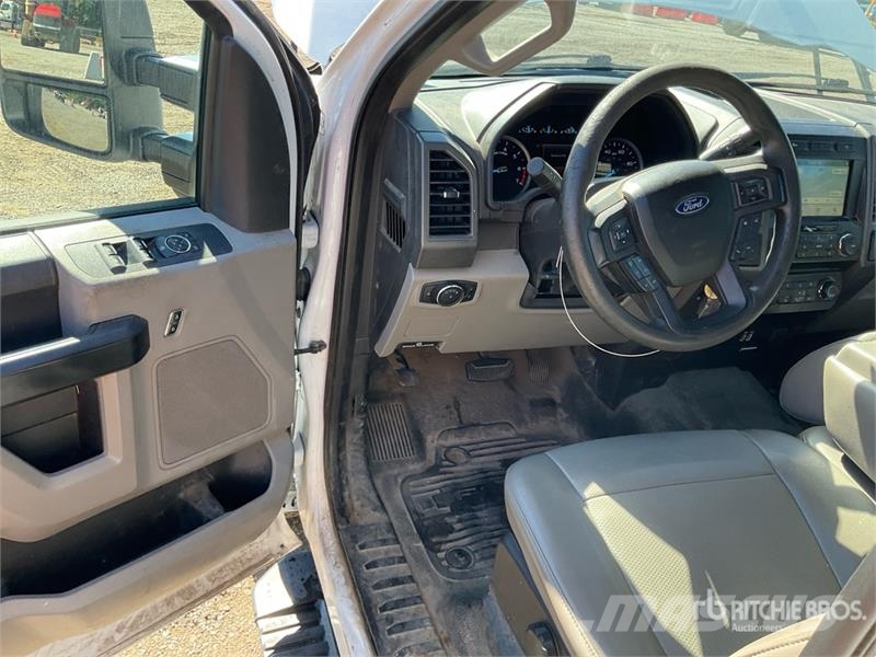 Ford F-250 XL 4x4 Crew Cab Pickup أخرى