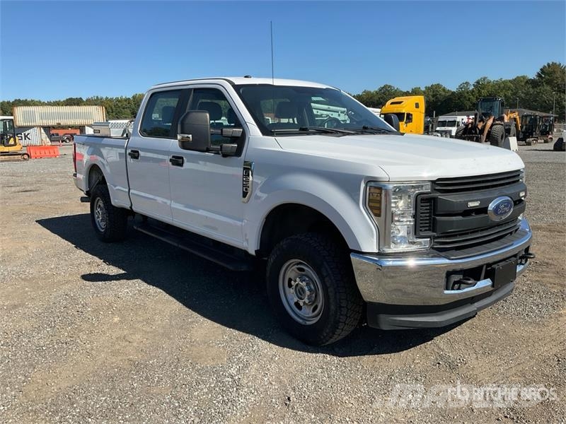 Ford F-250 XL 4x4 Crew Cab Pickup أخرى