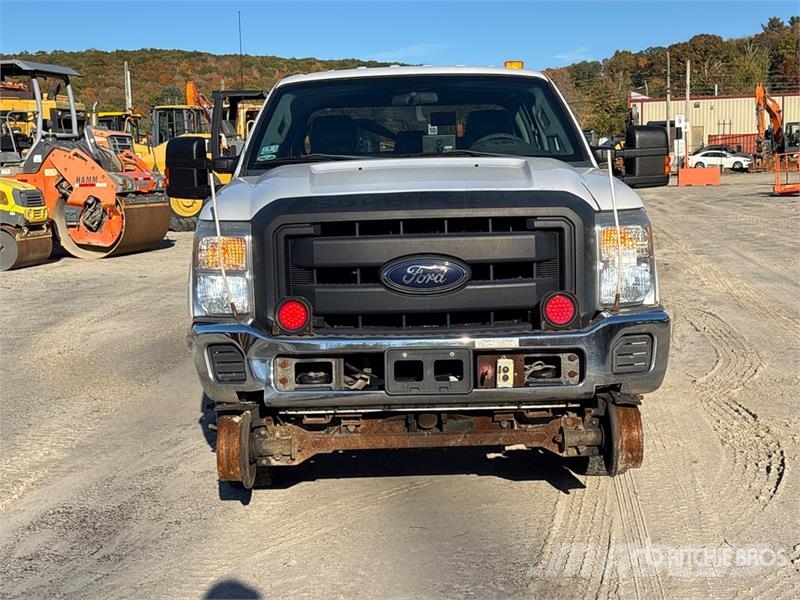 Ford F-250 XL 4x4 Crew Cab Pickup Outros