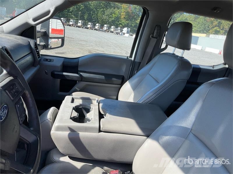 Ford F-250 XL 4x4 Crew Cab Pickup أخرى
