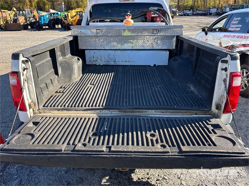 Ford F-250 XL 4x4 Crew Cab Pickup Outros