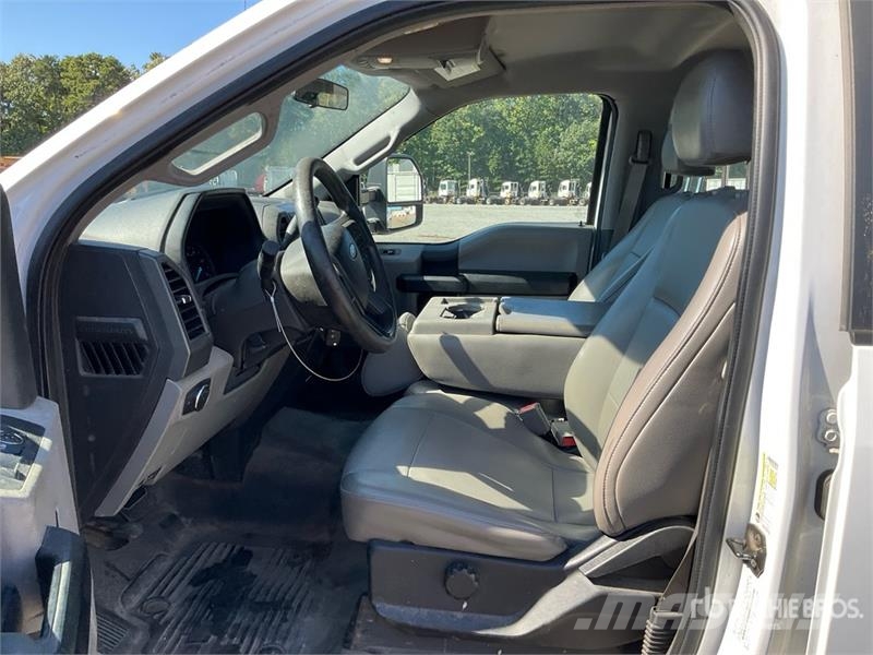 Ford F-250 XL 4x4 Crew Cab Pickup Drugi