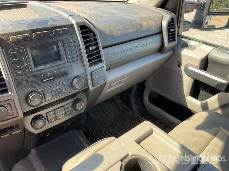 Ford F-250 XL 4x4 Crew Cab Pickup Otros