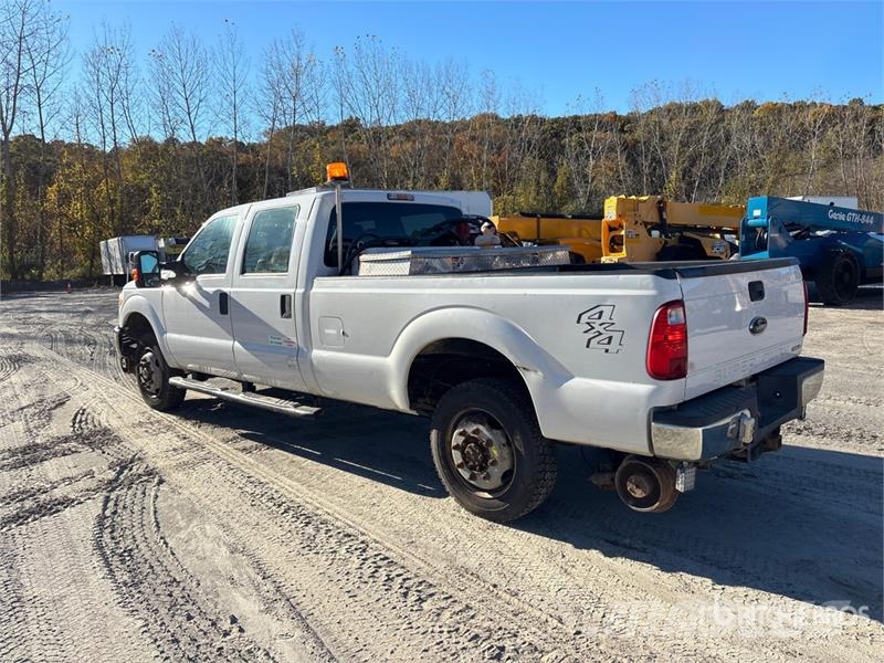 Ford F-250 XL 4x4 Crew Cab Pickup Outros