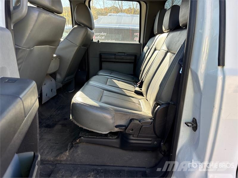 Ford F-250 XL 4x4 Crew Cab Pickup Outros