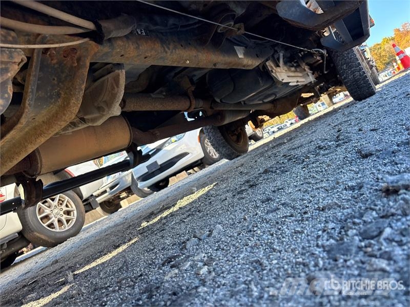 Ford F-250 XL 4x4 Crew Cab Pickup Outros