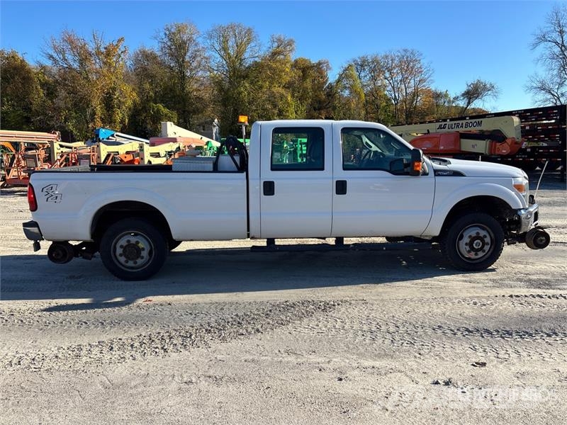 Ford F-250 XL 4x4 Crew Cab Pickup Outros