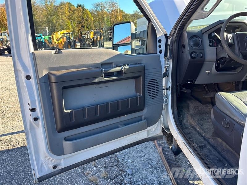 Ford F-250 XL 4x4 Crew Cab Pickup Outros