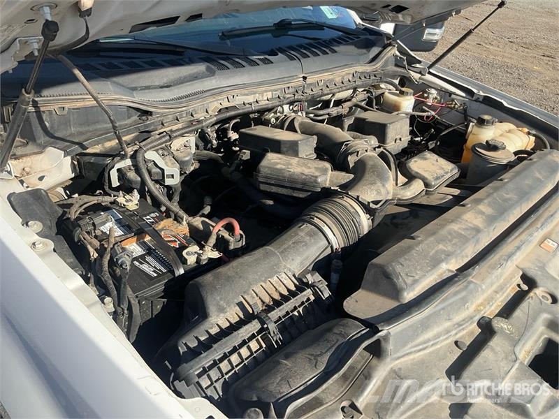 Ford F-250 XL 4x4 Crew Cab Pickup Muu