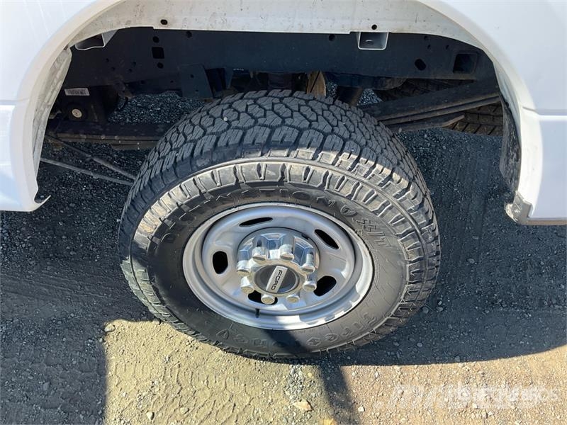 Ford F-250 XL 4x4 Crew Cab Pickup أخرى
