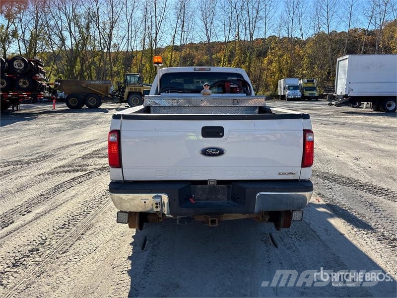 Ford F-250 XL 4x4 Crew Cab Pickup Outros