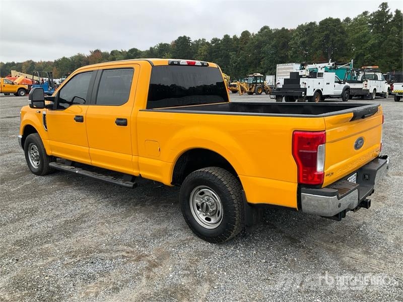 Ford F-250 XL 4x4 Crew Cab Pickup Furgoni altro