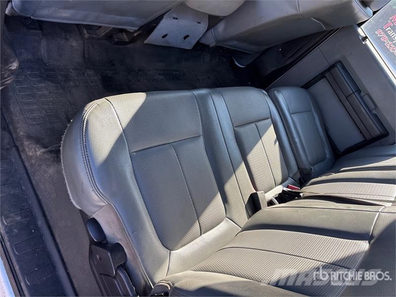 Ford F-250 XL 4x4 Crew Cab Pickup Outros