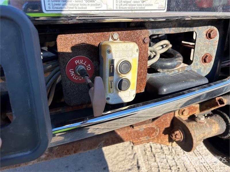 Ford F-250 XL 4x4 Crew Cab Pickup Outros