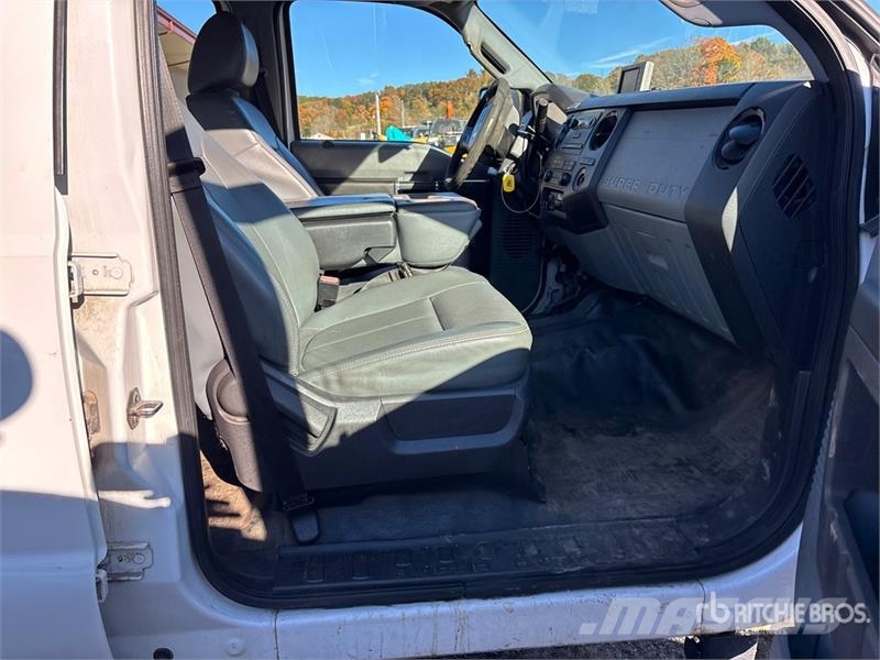 Ford F-250 XL 4x4 Crew Cab Pickup Outros