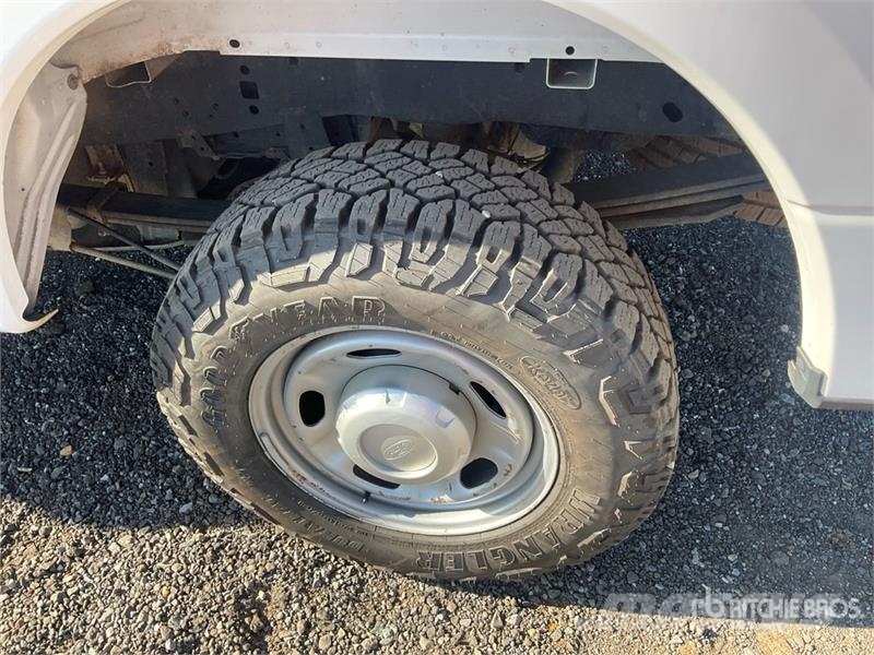 Ford F-250 XL 4x4 Crew Cab Pickup Muu