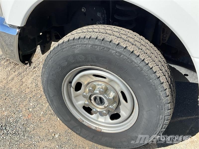 Ford F-250 XL 4x4 Crew Cab Pickup Otros